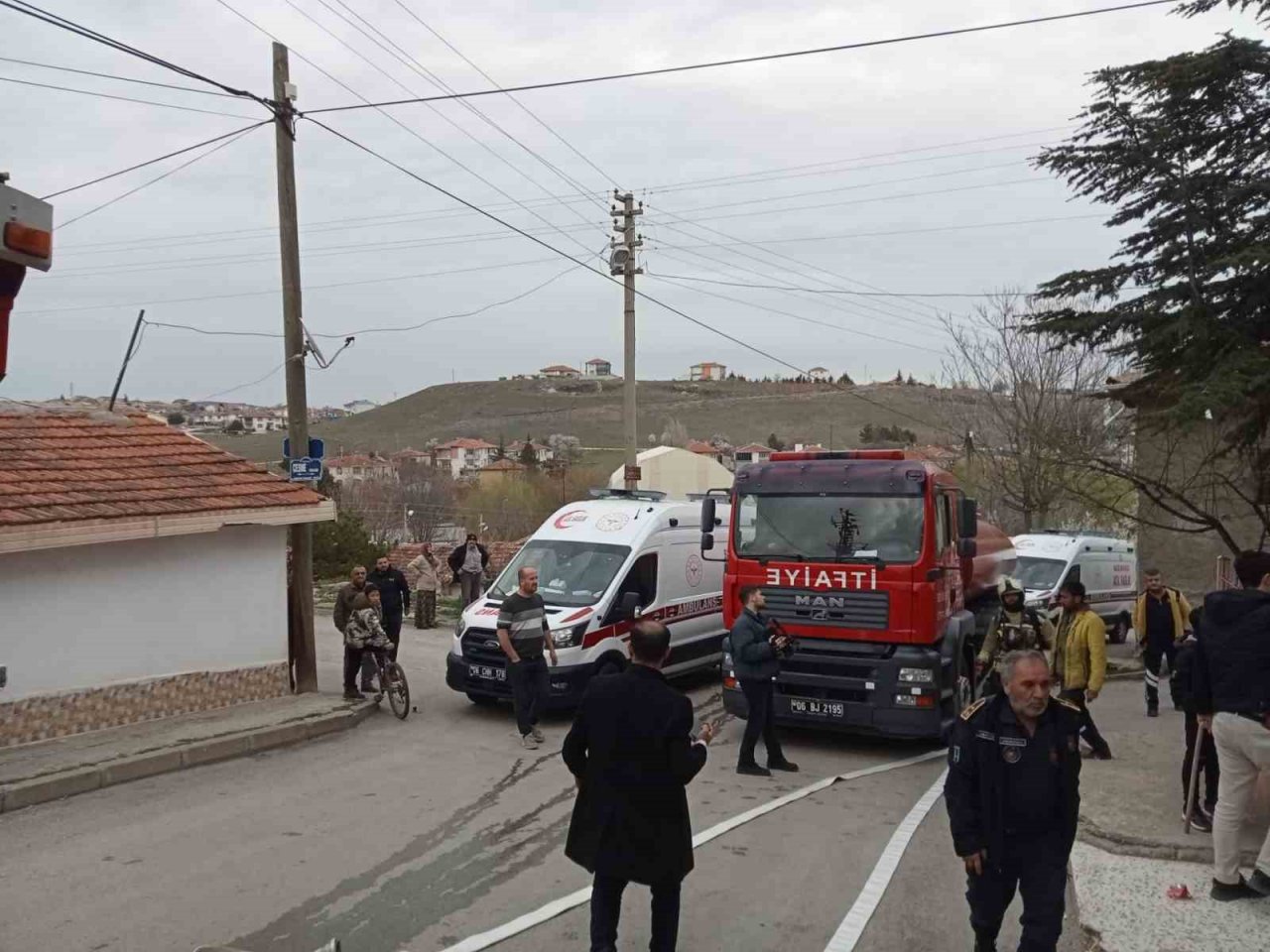 Elektrik aksamından çıkan yangın paniğe sebep oldu
