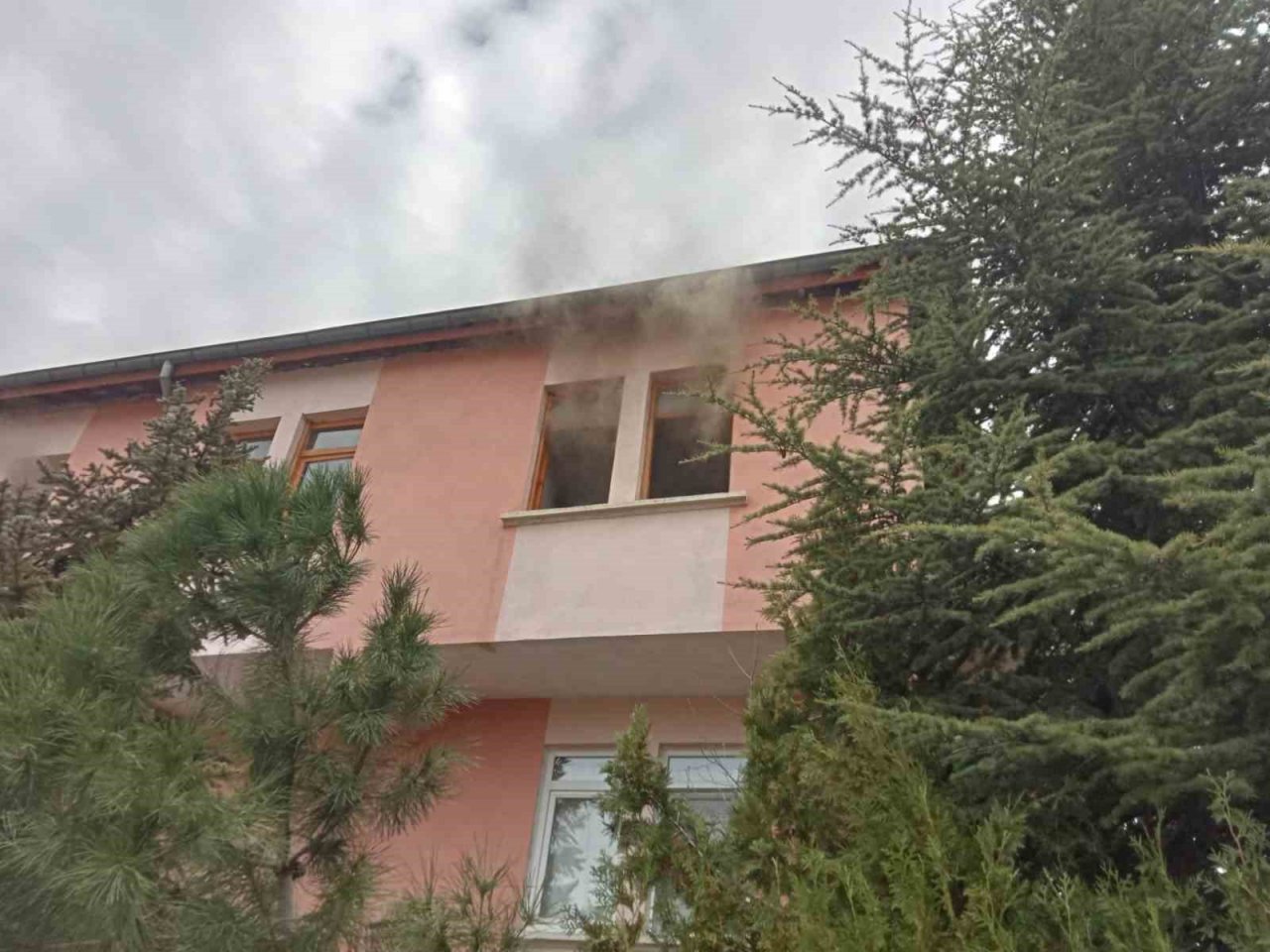 Elektrik aksamından çıkan yangın paniğe sebep oldu