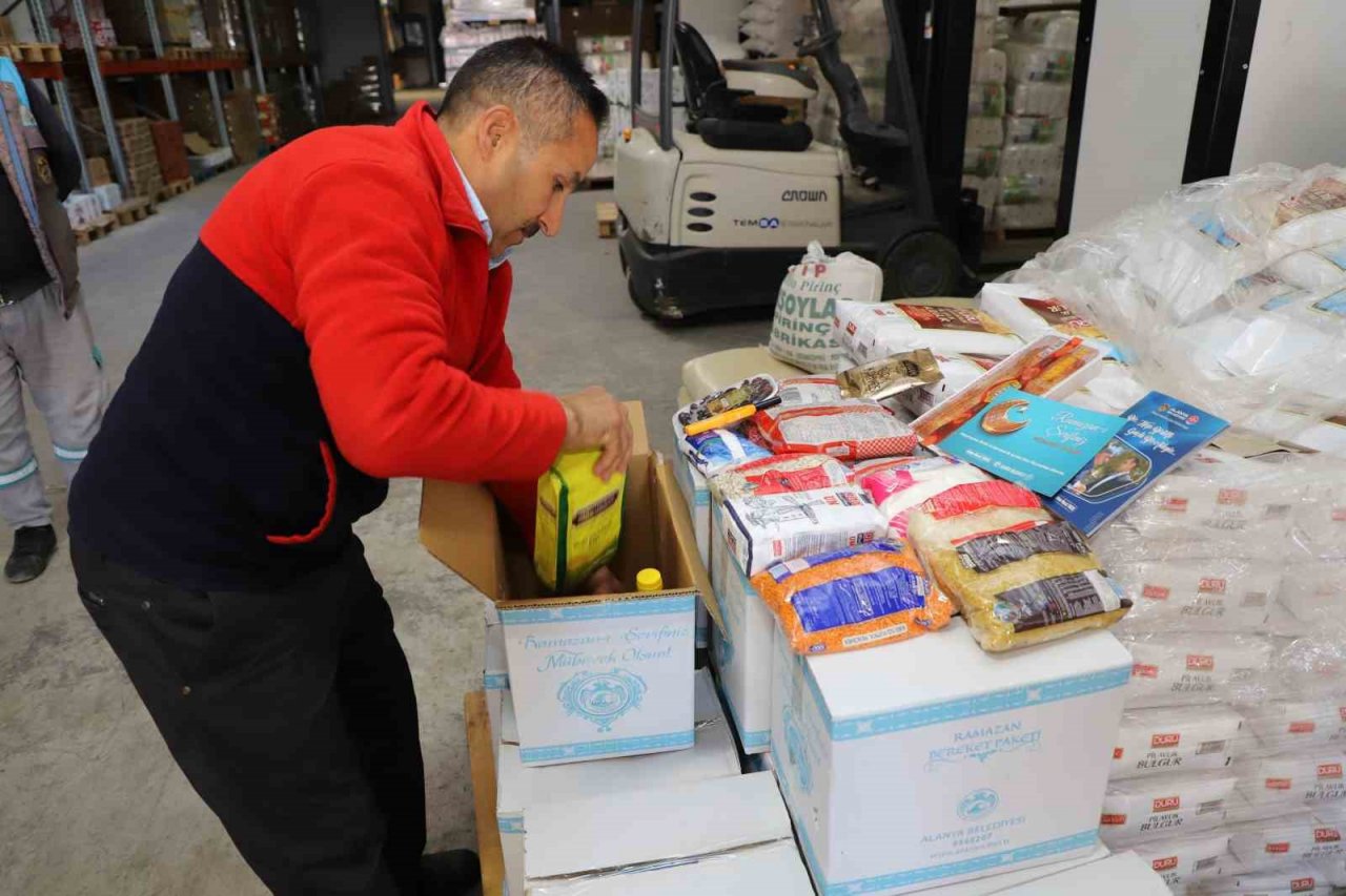 Alanya Belediyesi ramazan bereket paketlerinin dağıtımına başladı