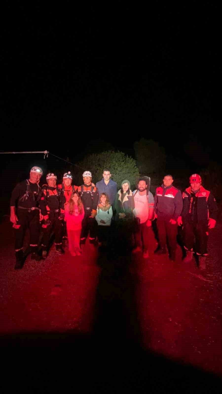 Arazide kaybolan 2’si çocuk 4 İngiliz vatandaşı kurtarıldı