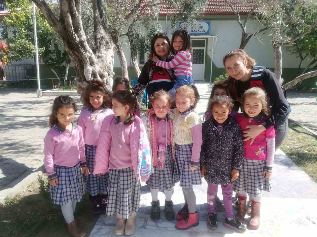 Jandarma ekipleri öğrencileri bilgilendirme faaliyetlerine devam ediyor