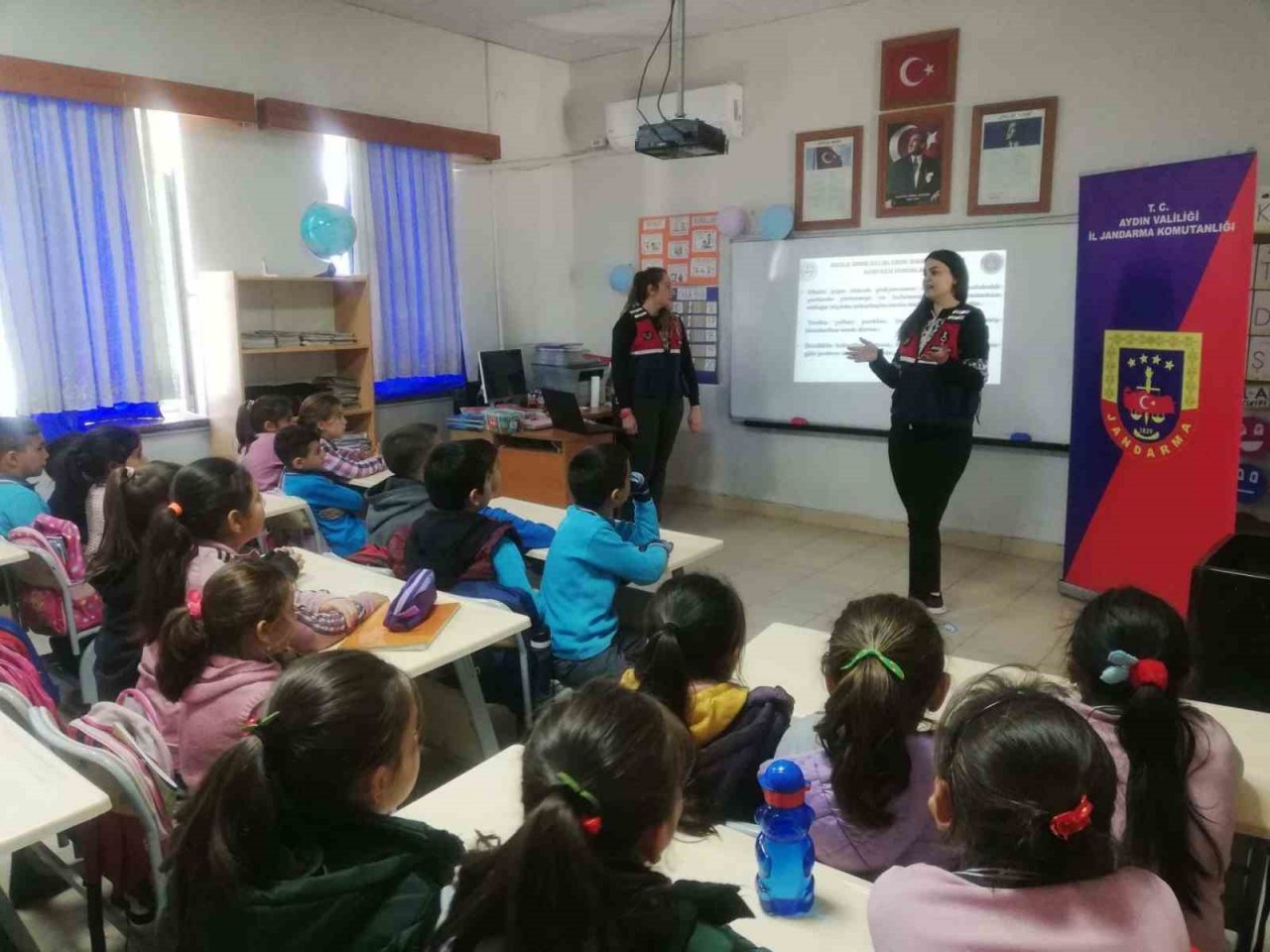Jandarma ekipleri öğrencileri bilgilendirme faaliyetlerine devam ediyor