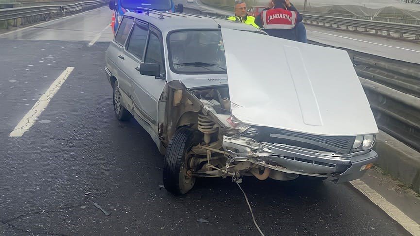 Kontrolden çıkan otomobil bariyerlere çarptı