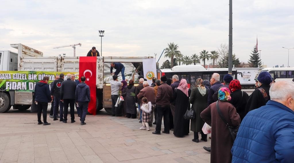 Balıkesir’de 2 bin fidan vatandaşa ücretsiz dağıtıldı