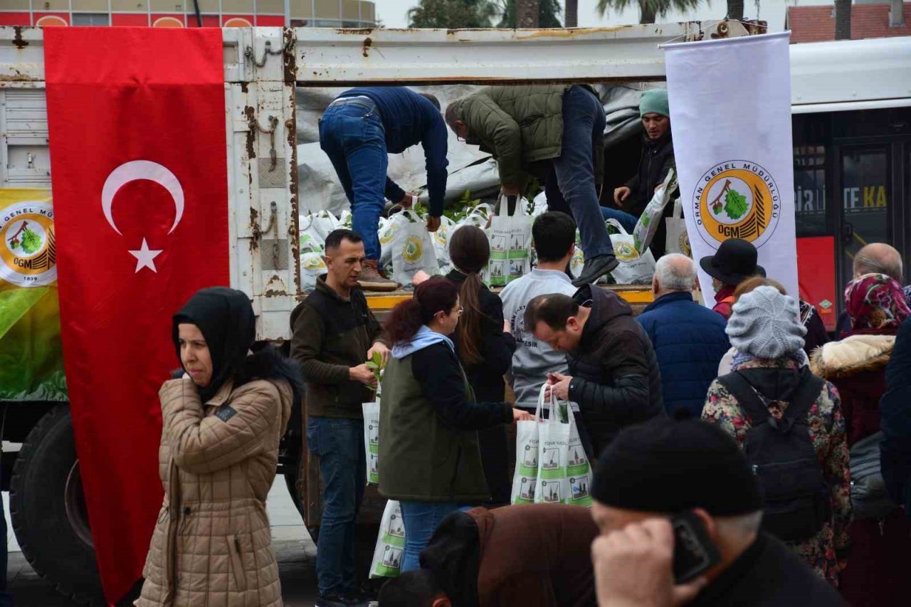 Balıkesir’de 2 bin fidan vatandaşa ücretsiz dağıtıldı