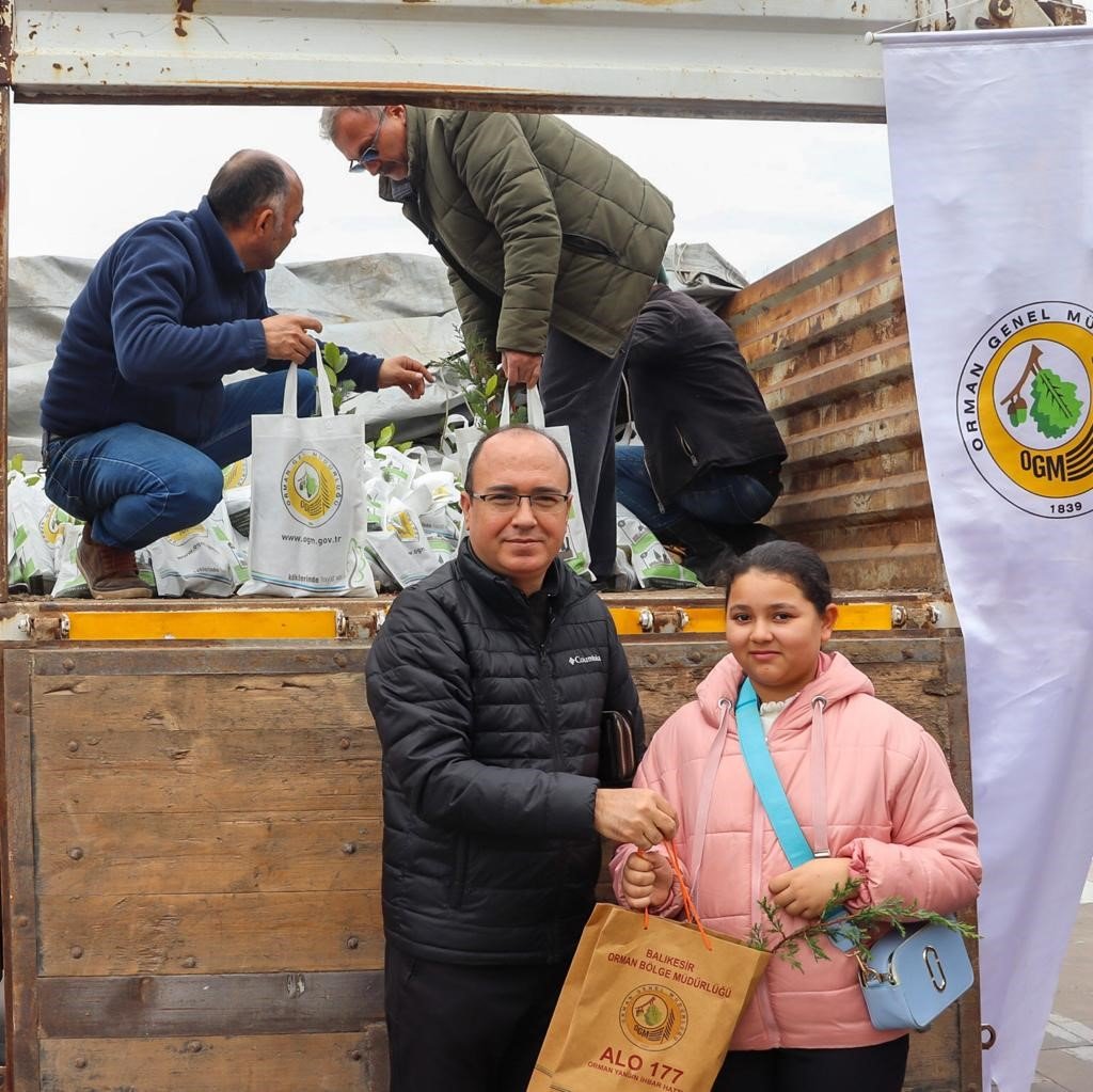 Balıkesir’de 2 bin fidan vatandaşa ücretsiz dağıtıldı