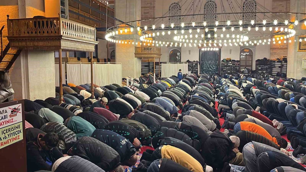 Balıkesir’de ilk teravih namazı kılındı