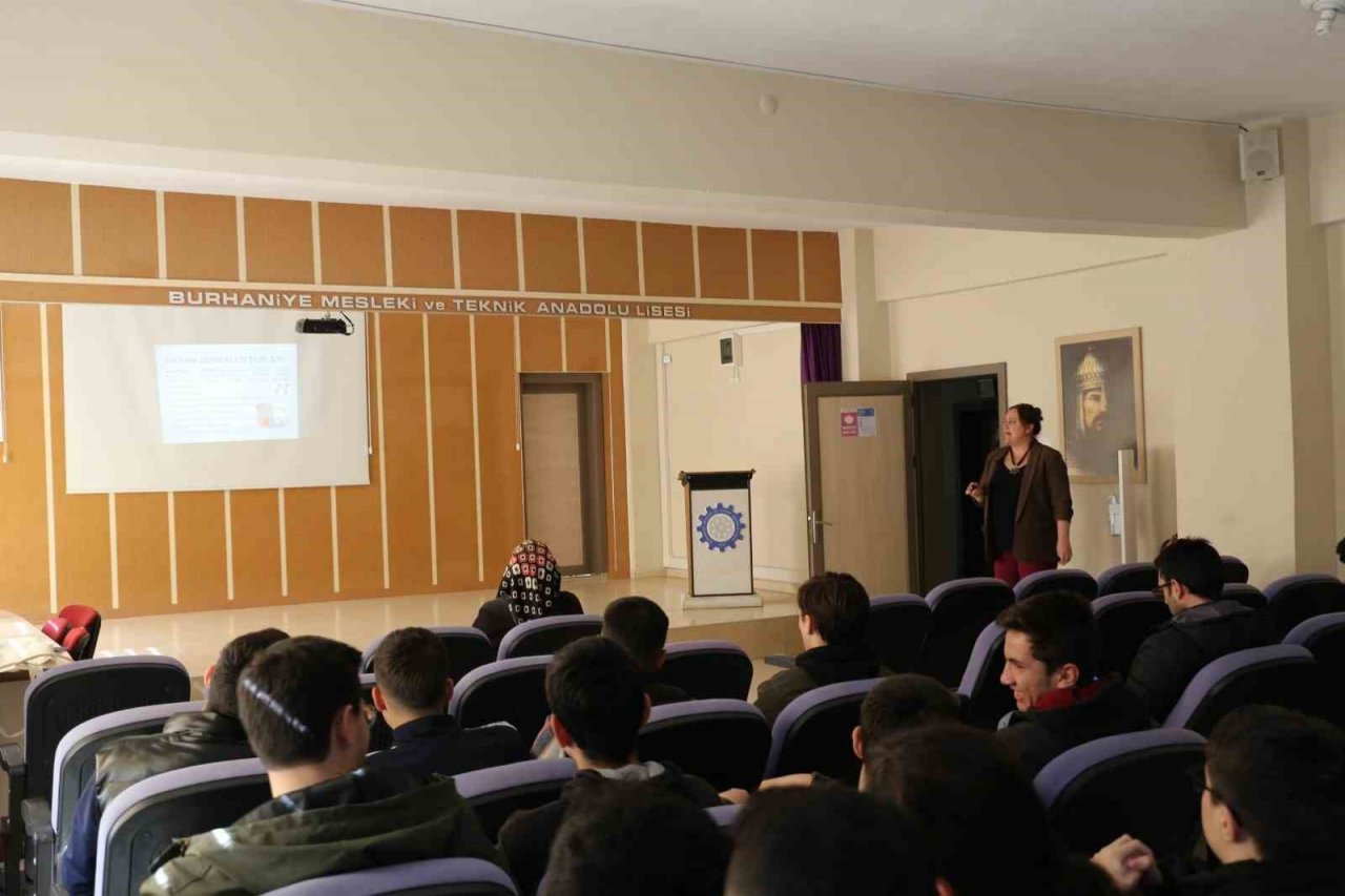 Burhaniye Belediyesi’nden liseli gençlere seminer