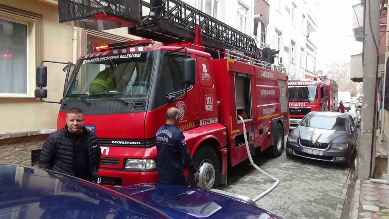 Balıkesir’de apartmanda yangın