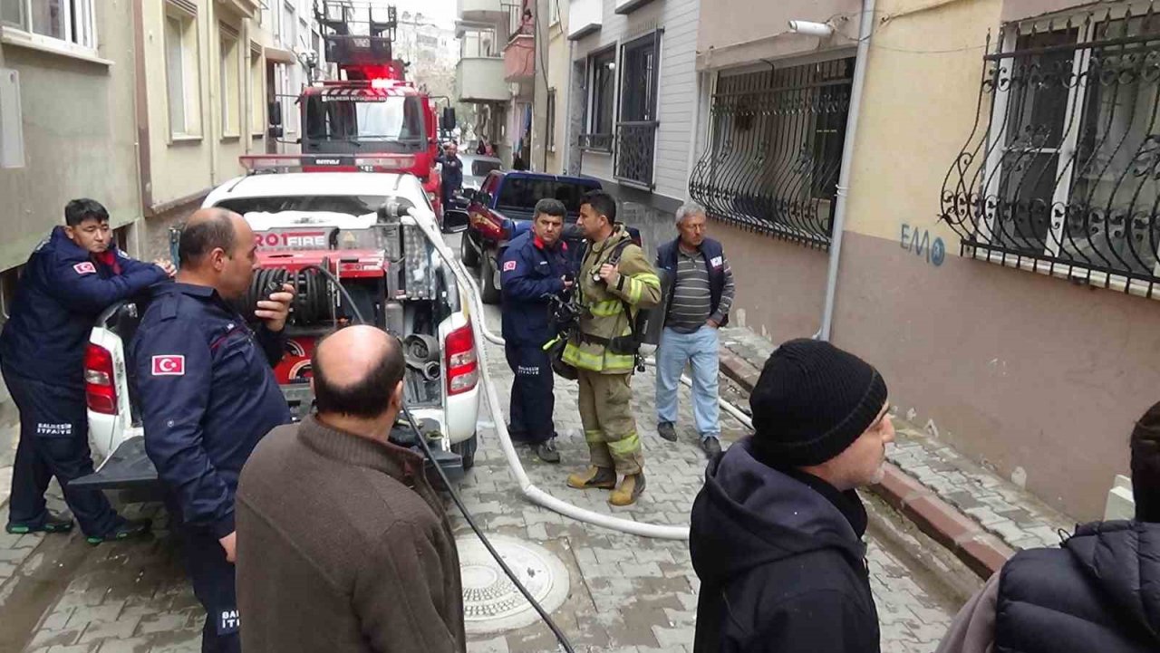 Balıkesir’de apartmanda yangın