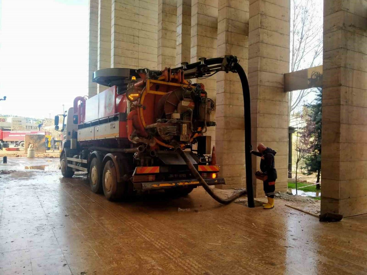 Ümraniye Belediyesi 37 aracıyla deprem bölgesinde hizmet veriyor