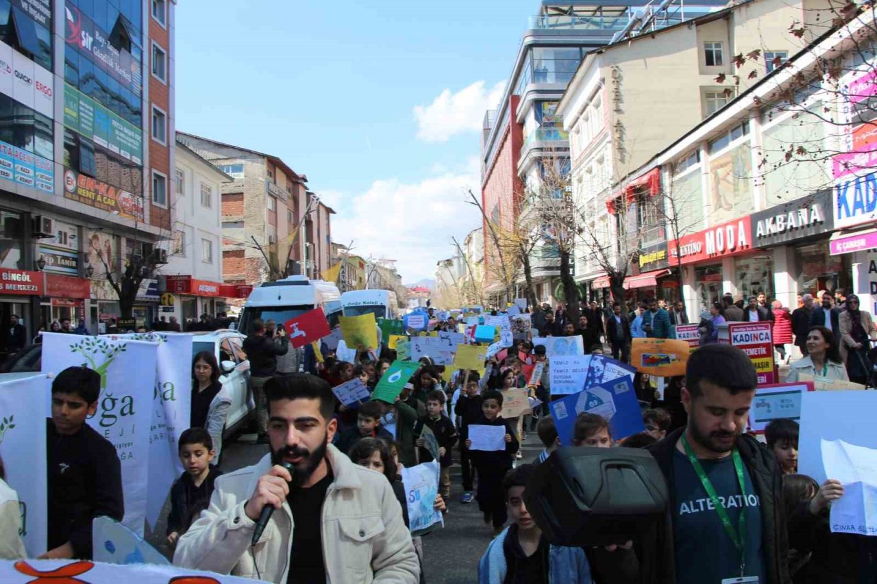 Bingöl’de minikler “su tasarrufu” için yürüdü