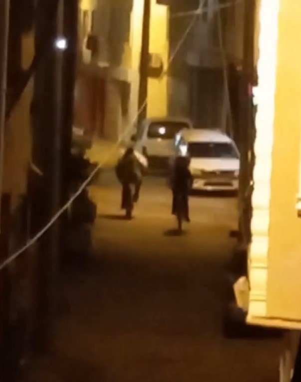 Bisikletli yakıt hırsızları, tesadüfen uyanan vatandaşın bağırmasıyla böyle kaçtı