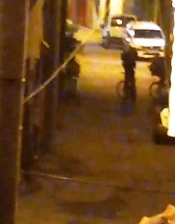 Bisikletli yakıt hırsızları, tesadüfen uyanan vatandaşın bağırmasıyla böyle kaçtı