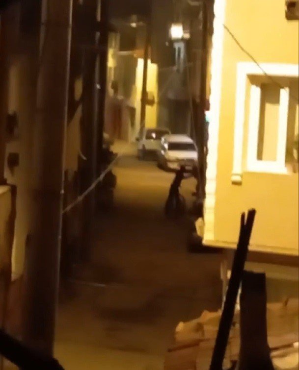 Bisikletli yakıt hırsızları, tesadüfen uyanan vatandaşın bağırmasıyla böyle kaçtı