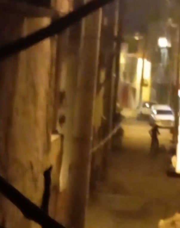 Bisikletli yakıt hırsızları, tesadüfen uyanan vatandaşın bağırmasıyla böyle kaçtı