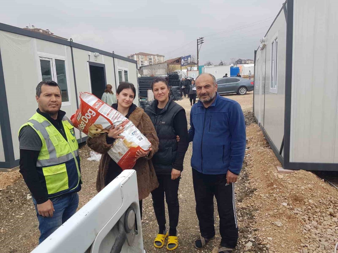 Depremzedeler için ihtiyaca göre alanlar oluşturuluyor