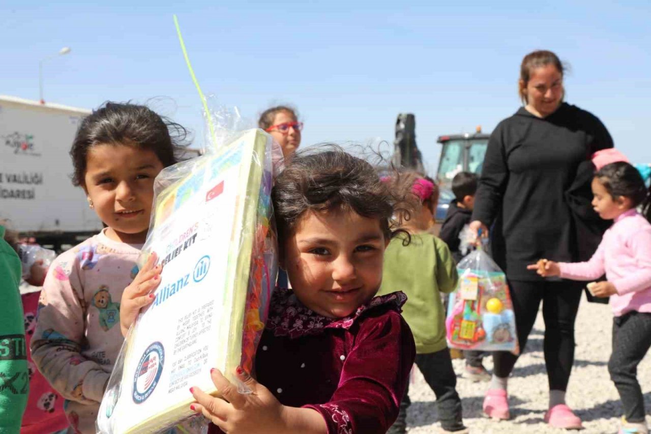 Depremzedeler için ihtiyaca göre alanlar oluşturuluyor