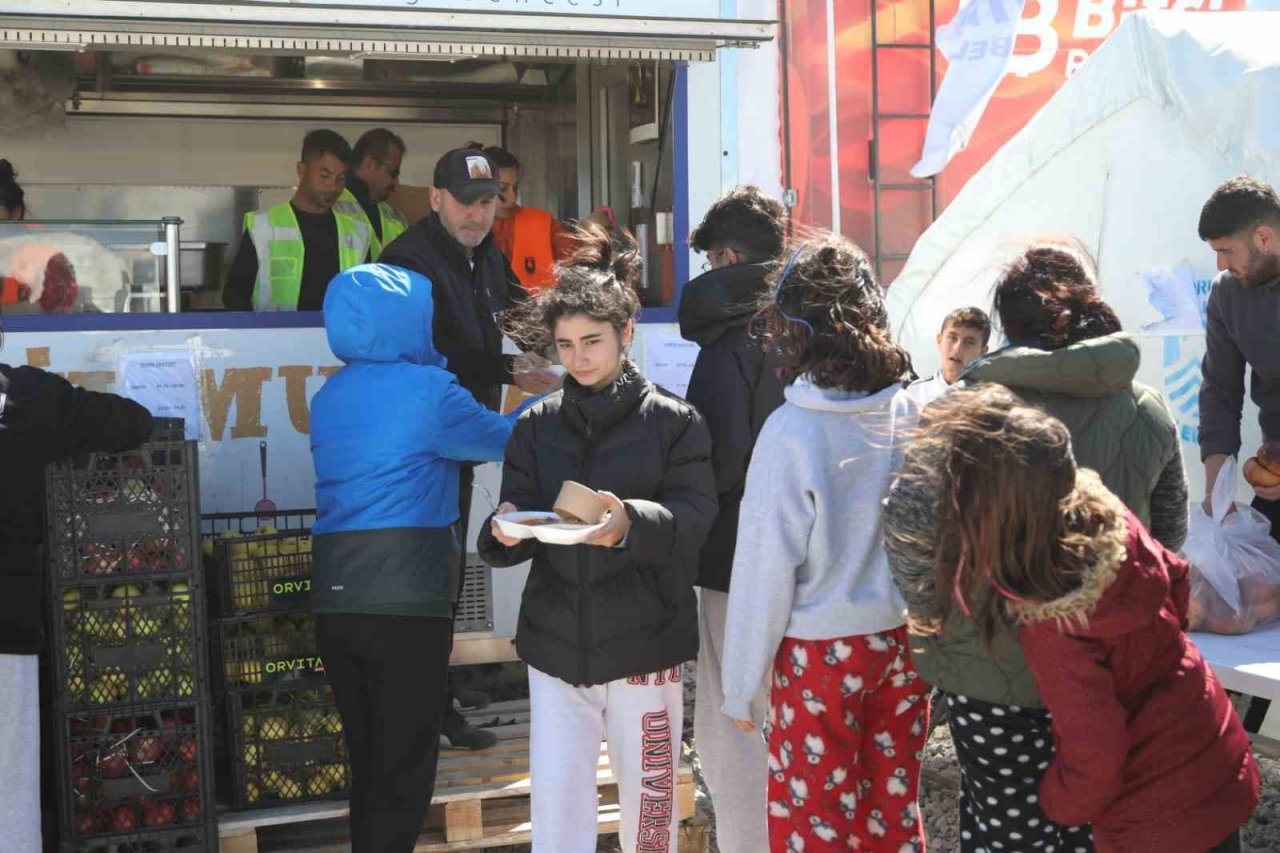 Depremzedeler için ihtiyaca göre alanlar oluşturuluyor