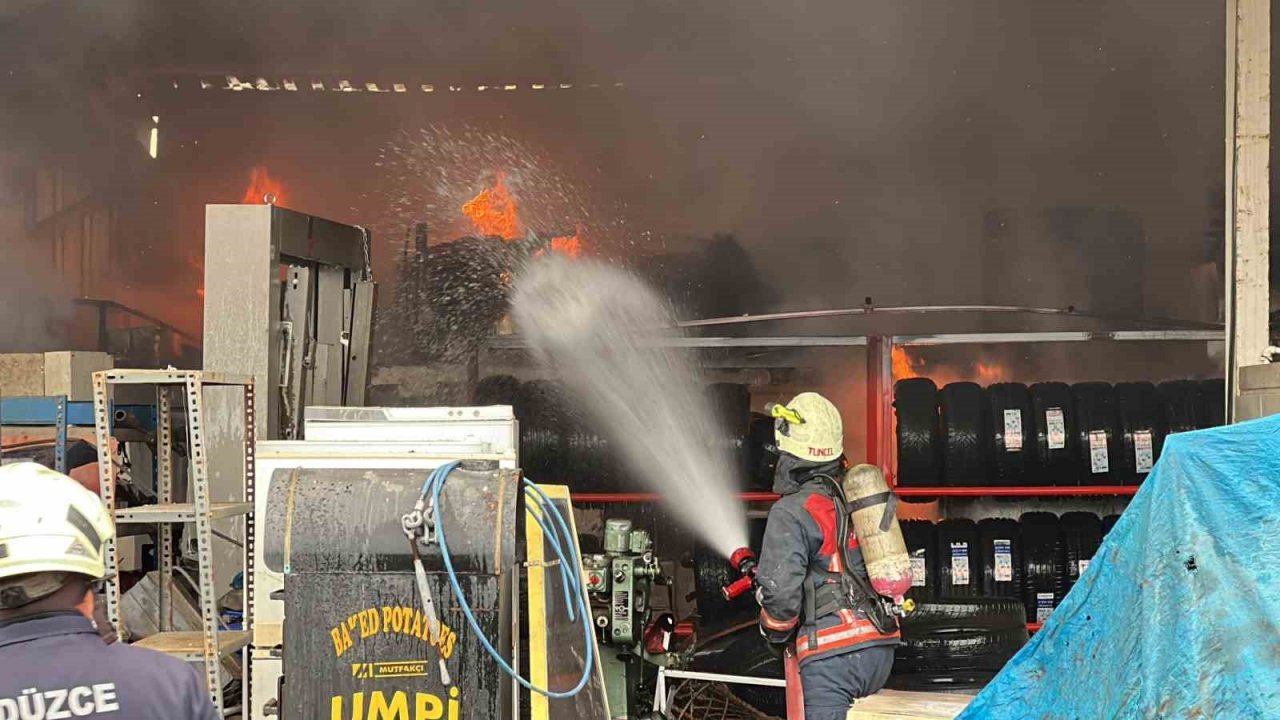 Lastik üretim tesisi alev alev yandı: Bölgedeki evler tahliye edildi