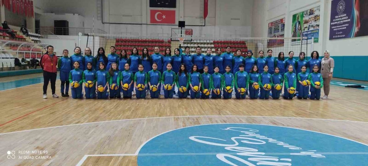 Midi voleybolcular finallerde