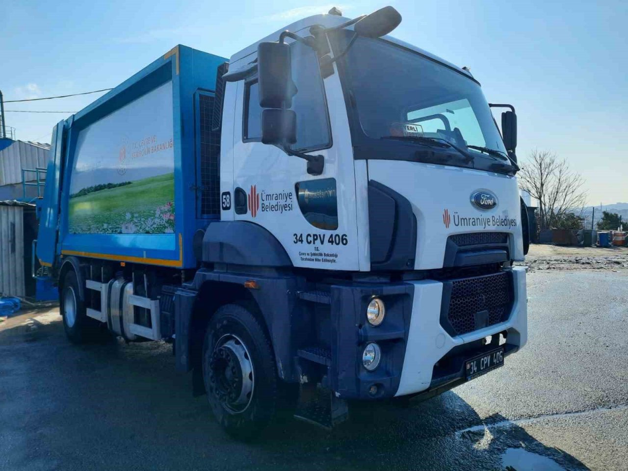 Ümraniye Belediyesi 37 aracıyla deprem bölgesinde hizmet veriyor