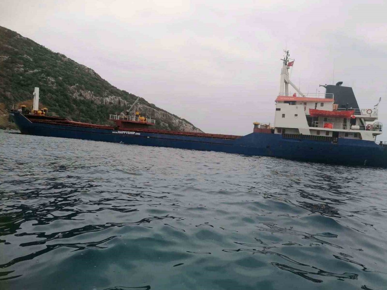 Datça’da kuru yük gemisi karaya oturdu