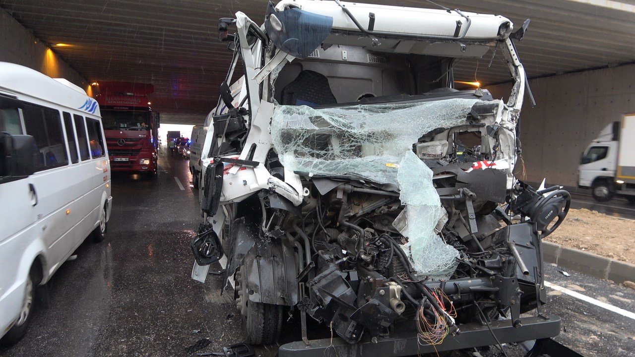 Tıra arkadan ok gibi saplanan yakıt tankerinin sürücüsü öldü