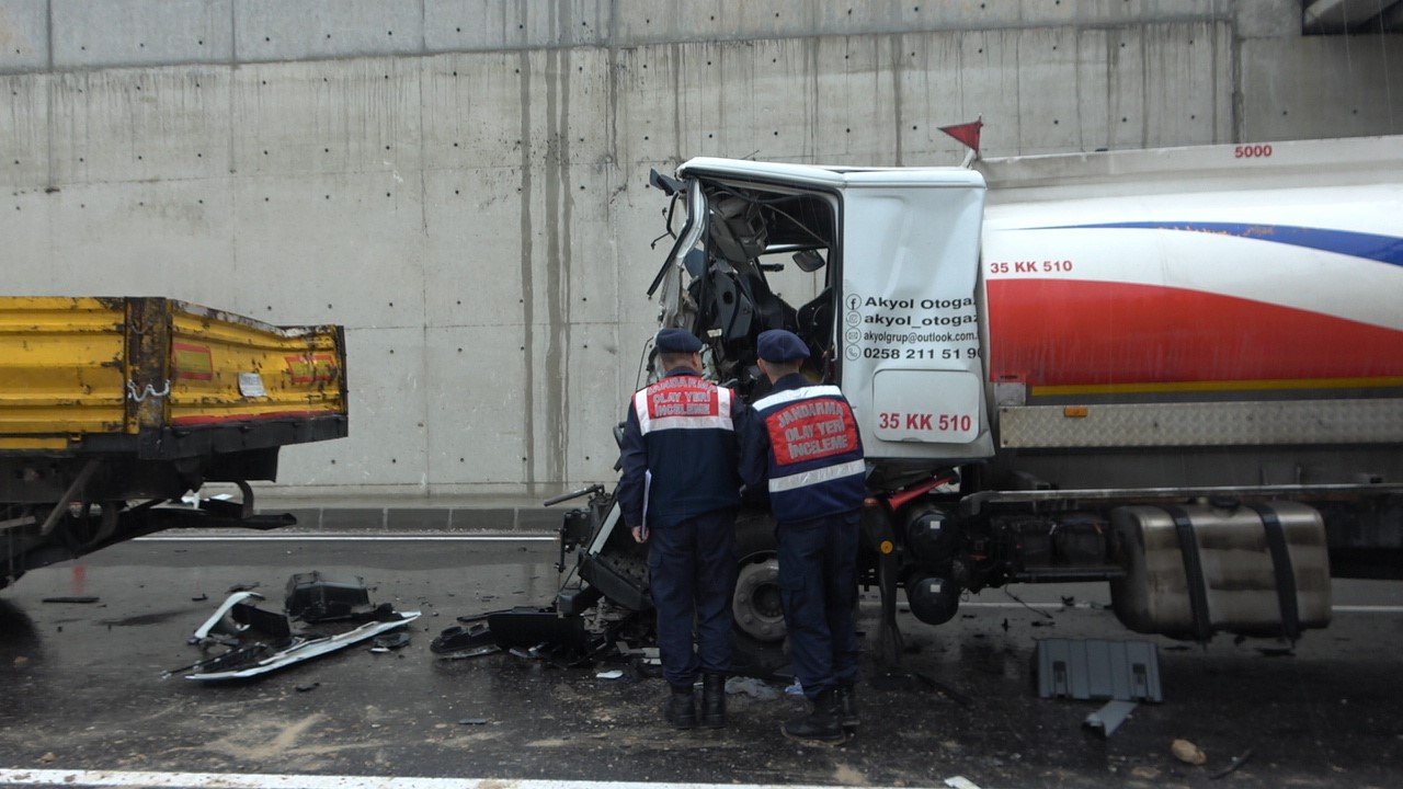 Tıra arkadan ok gibi saplanan yakıt tankerinin sürücüsü öldü