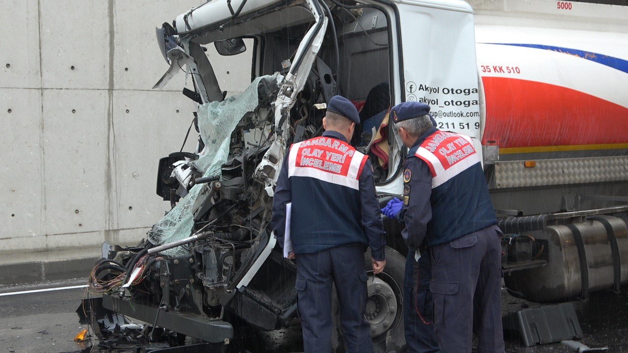Tıra arkadan ok gibi saplanan yakıt tankerinin sürücüsü öldü