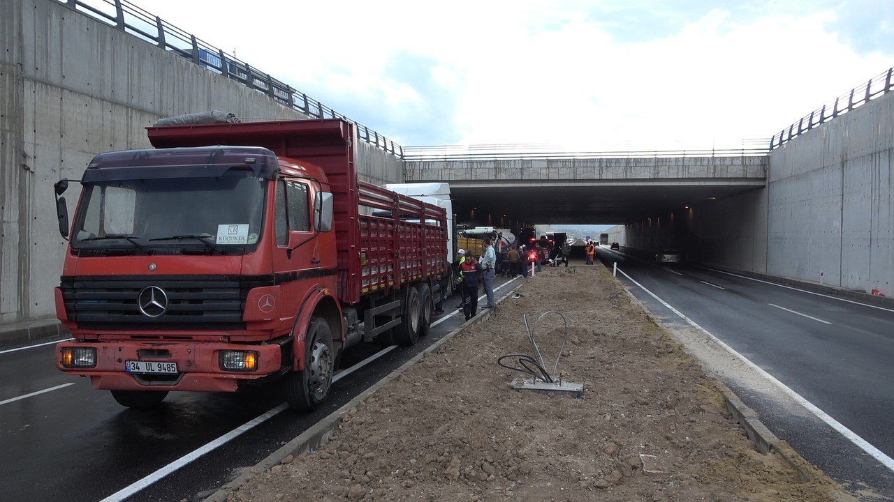 Tıra arkadan ok gibi saplanan yakıt tankerinin sürücüsü öldü