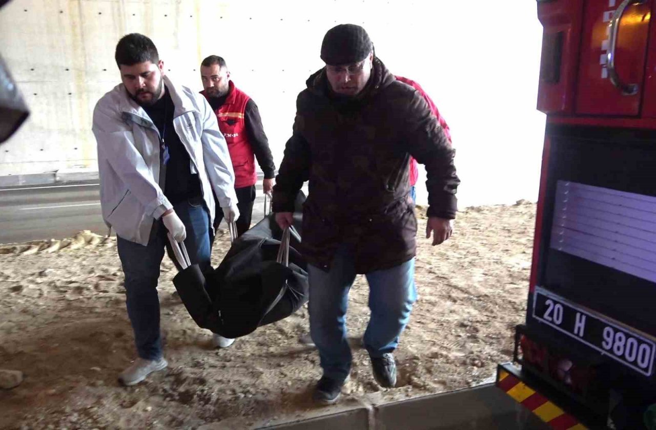 Tıra arkadan ok gibi saplanan yakıt tankerinin sürücüsü öldü