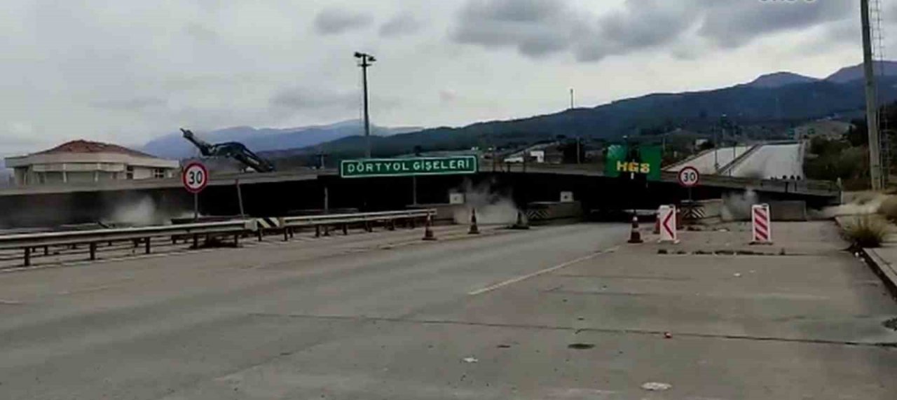 Depremde zarar gören otoyol gişelerinin beton blokları kontrollü yıkıldı