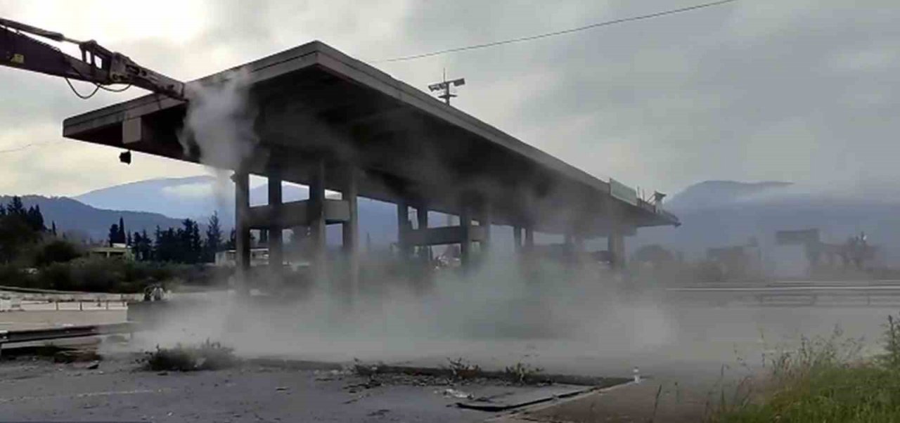 Depremde zarar gören otoyol gişelerinin beton blokları kontrollü yıkıldı