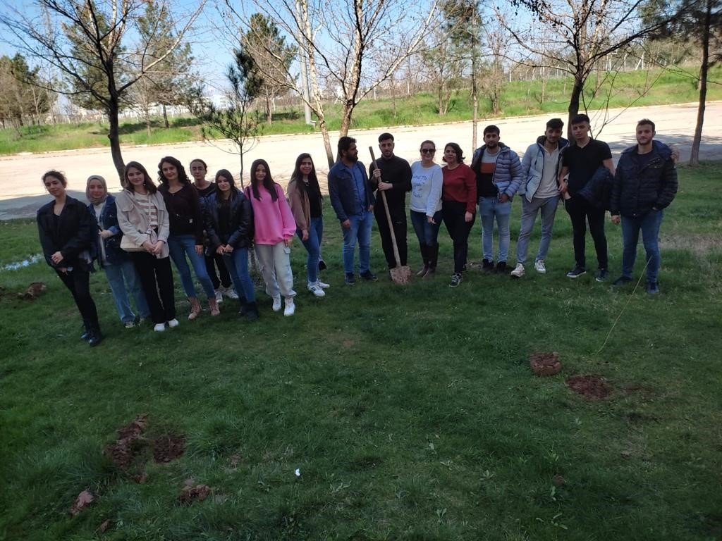 Dicle Üniversitesi, hayatını kaybeden personel ve öğrencileri adına hatıra ormanı oluşturdu