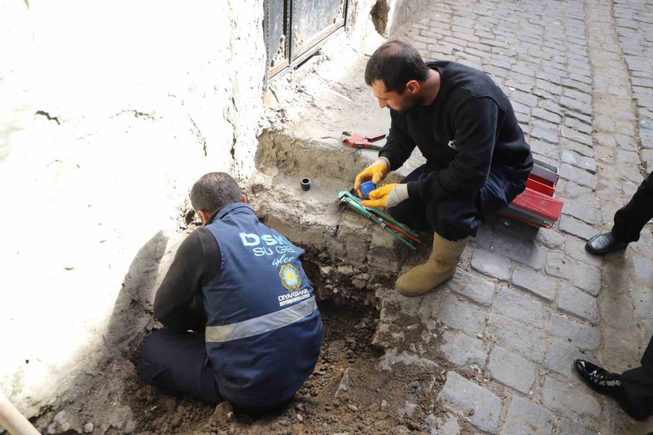 Ağır hasarlı ve yıkım kararı alınan binaların su bağlantıları kesiliyor