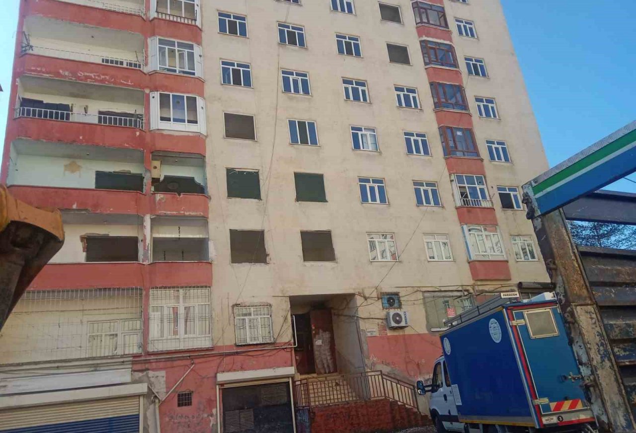 Ağır hasarlı ve yıkım kararı alınan binaların su bağlantıları kesiliyor