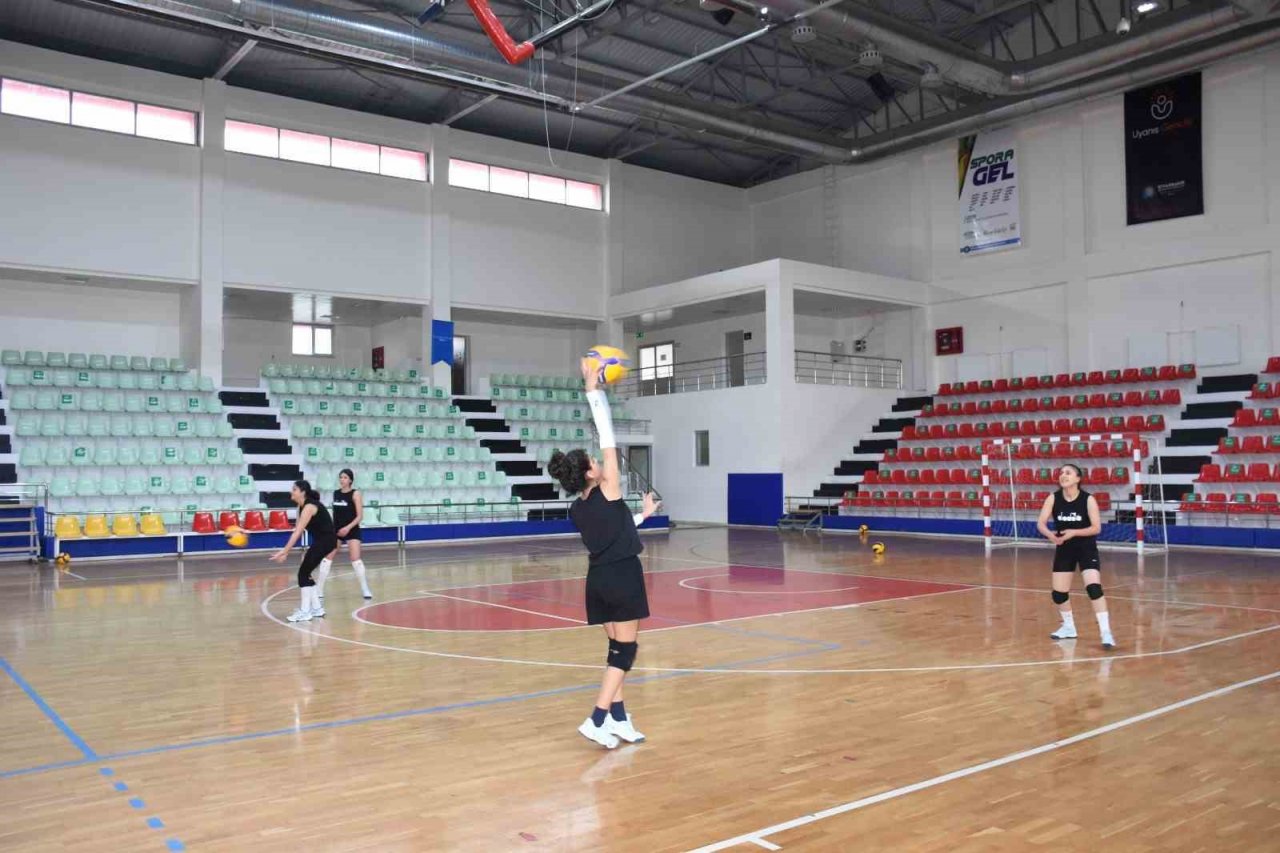 Yeni kurulan DBB Kadın Voleybol Takımı turnuvalara hazırlanıyor