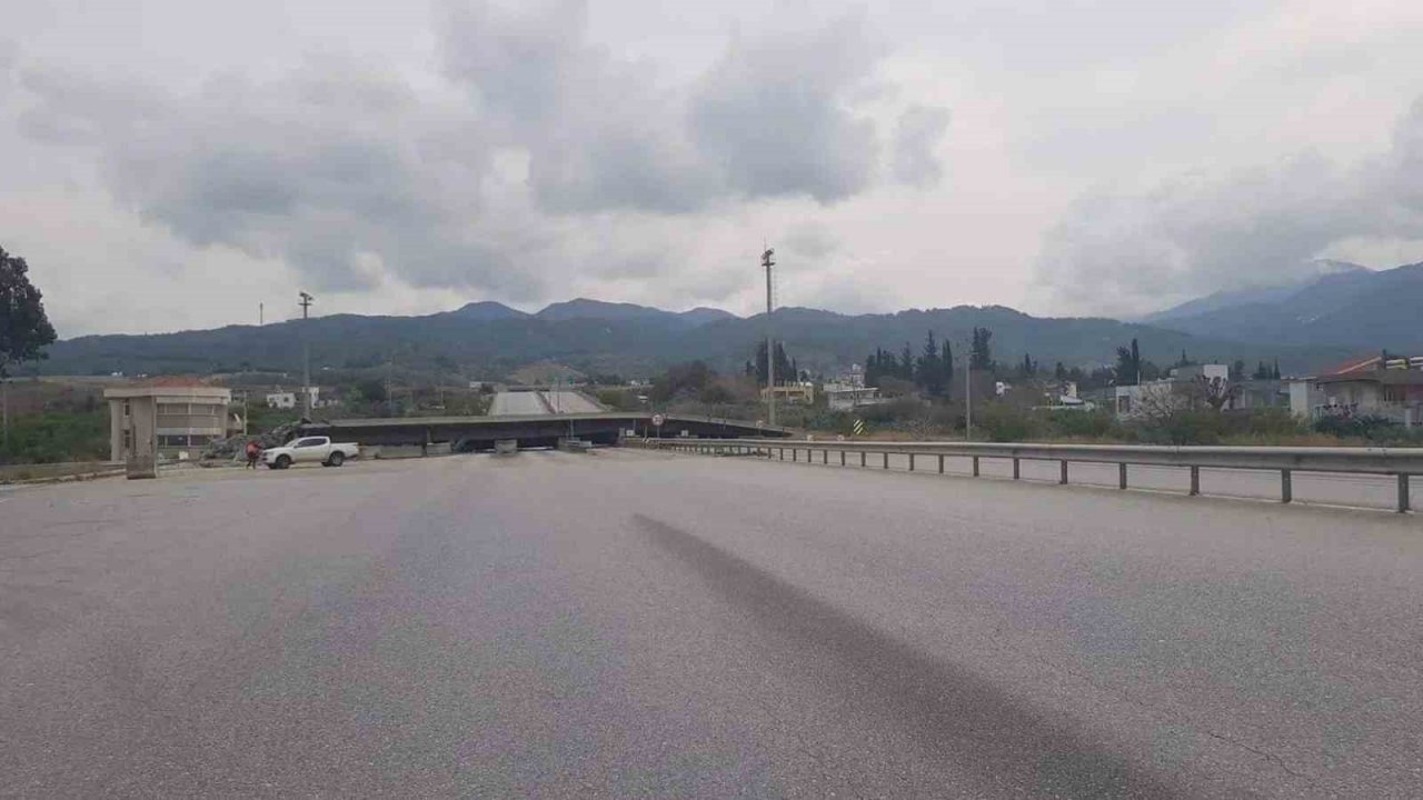 Depremde zarar gören otoyol gişelerinin beton blokları kontrollü yıkıldı