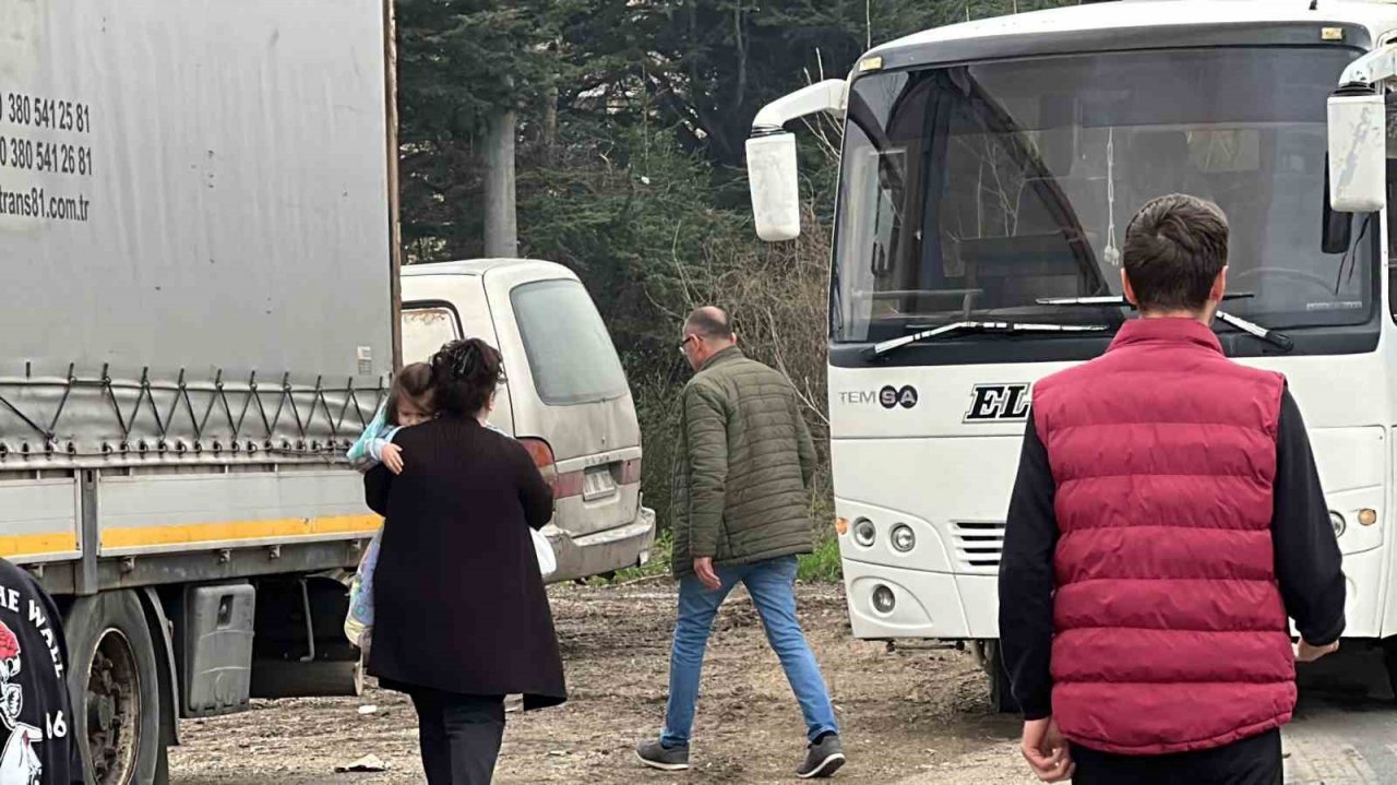 Lastik üretim tesisi alev alev yandı: Bölgedeki evler tahliye edildi