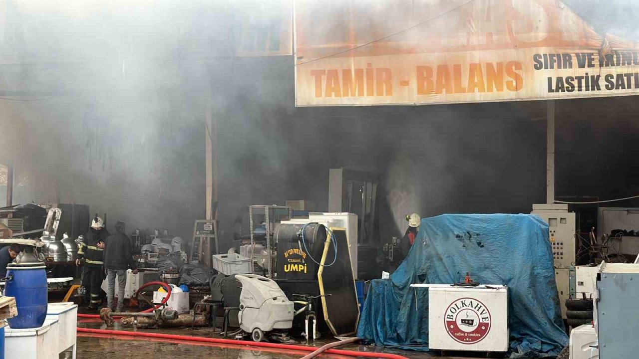 Lastik üretim tesisi alev alev yandı: Bölgedeki evler tahliye edildi