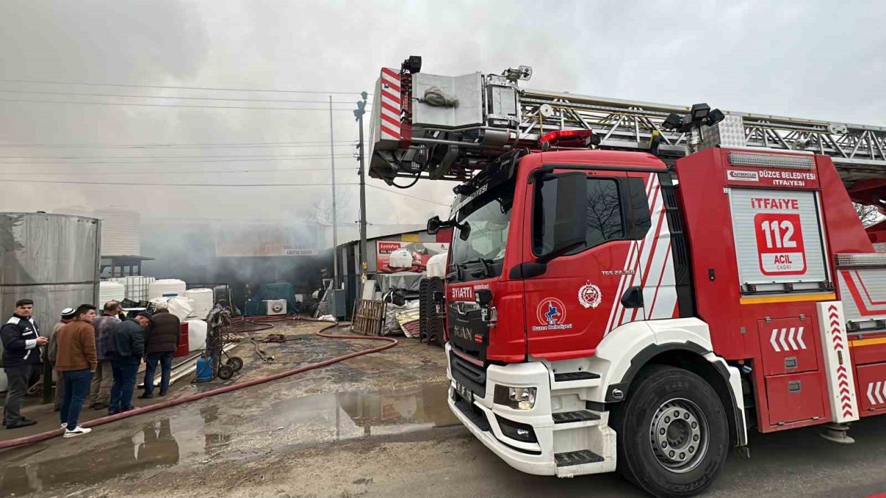 Lastik üretim tesisi alev alev yandı: Bölgedeki evler tahliye edildi