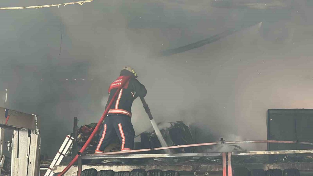 Lastik üretim tesisi alev alev yandı: Bölgedeki evler tahliye edildi