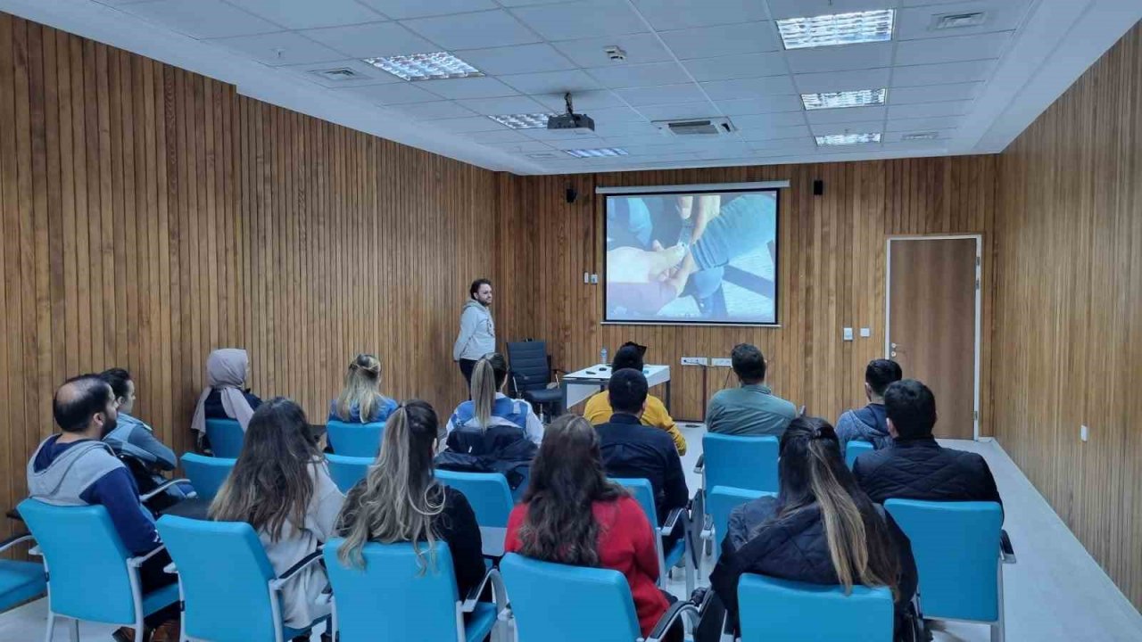 Edirne’de polis ekiplerine elektronik kelepçe aktivasyon eğitimi verildi