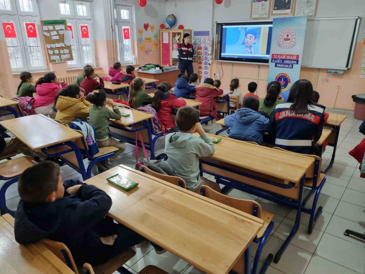 Jandarma önce bilgilendirdi, ardından çocuklarla birlikte çizgi film izledi