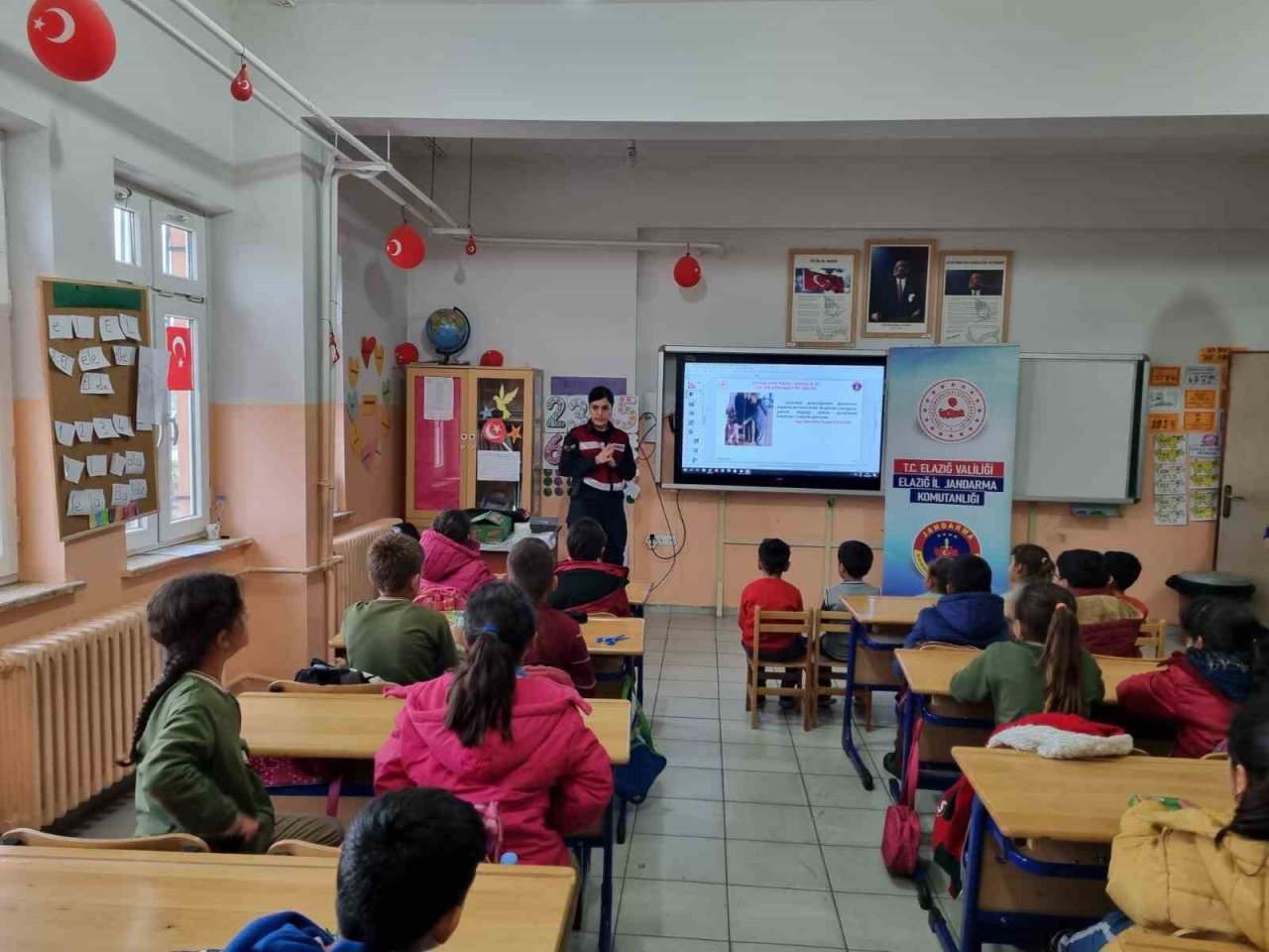 Jandarma önce bilgilendirdi, ardından çocuklarla birlikte çizgi film izledi