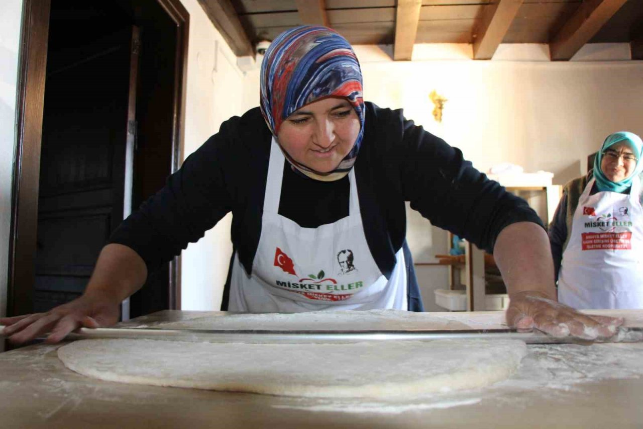 Amasyalı kadınlardan Ramazan sofraları için yağlı ve dolma hazırlığı