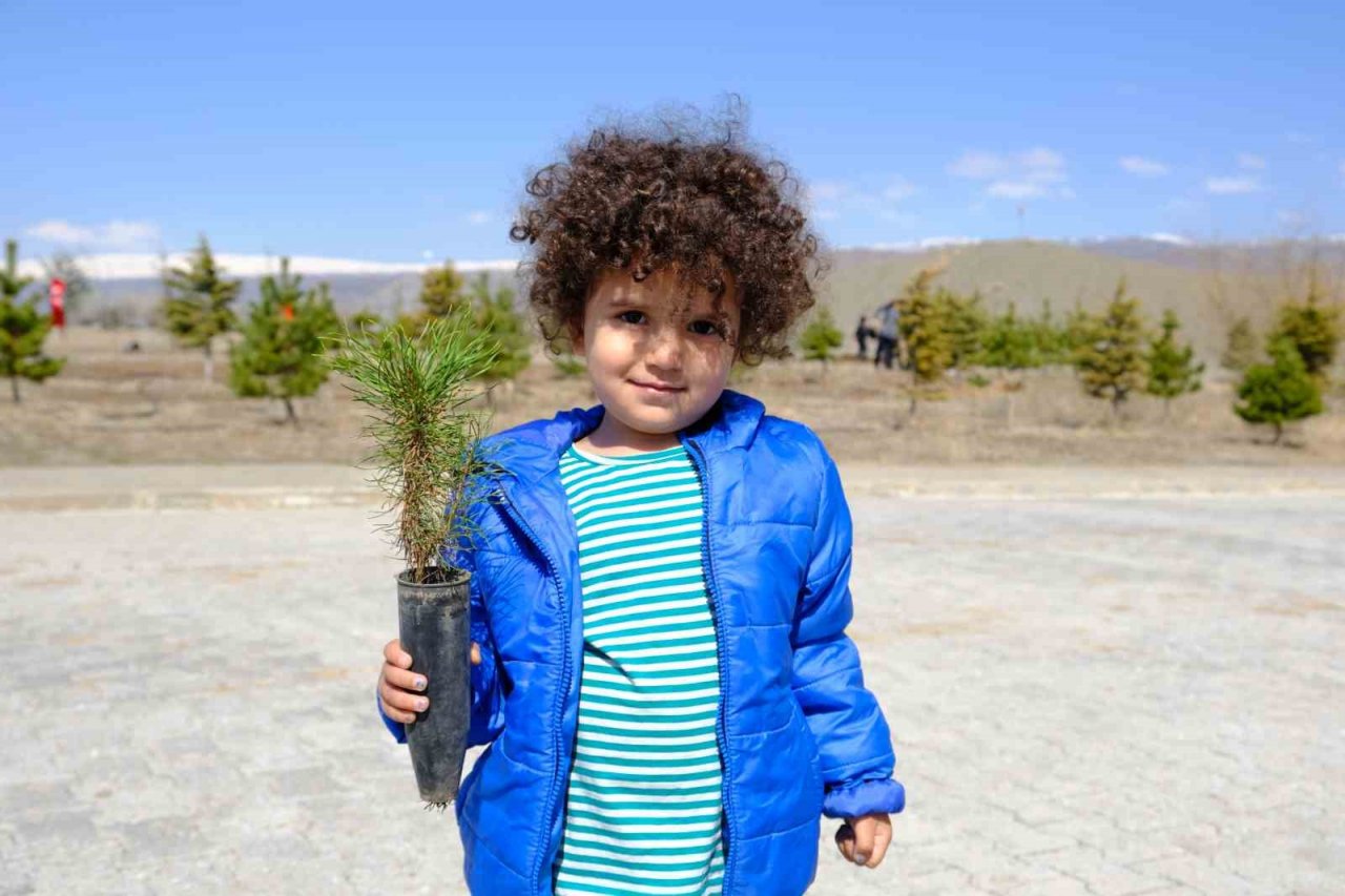Deprem şehitleri anısına fidanlar toprakla buluştu