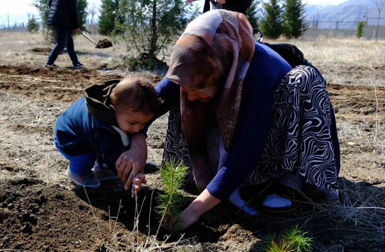 Deprem şehitleri anısına fidanlar toprakla buluştu