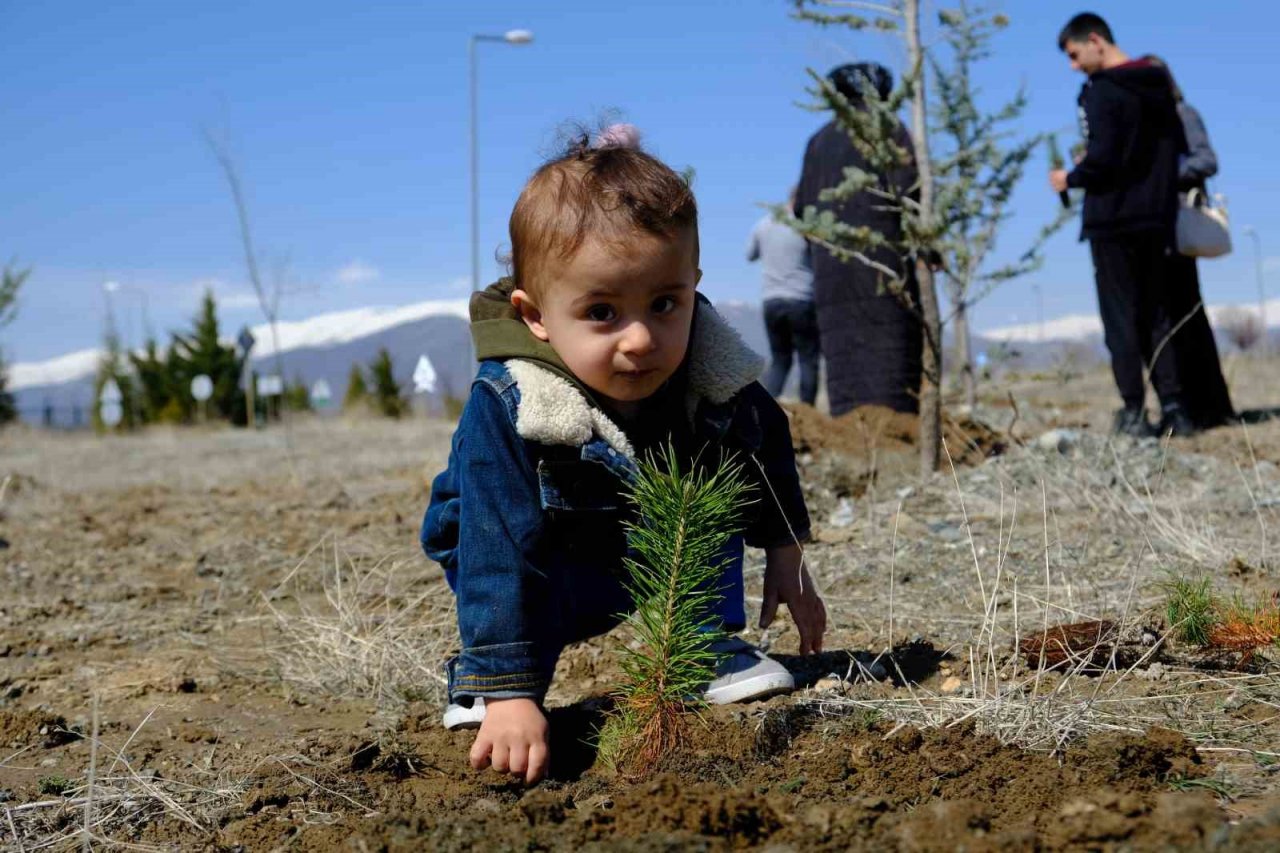 Deprem şehitleri anısına fidanlar toprakla buluştu